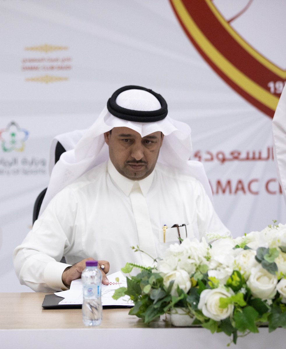 DAMAC_CLUB's tweet photo. وقعت إدارة نادي #ضمك بحضور نائب رئيس مجلس الإدارة أ.محمد ثابت الشهراني عقد رعاية مع شركة فزة للمياه لتكون بموجبه المياه الرسمية للفريق الكروي الأول فيما مثل الشركة خلال التوقيع مدير عام الشركة أ. سعد الشهراني . https://t.co/4kYxY06sDD