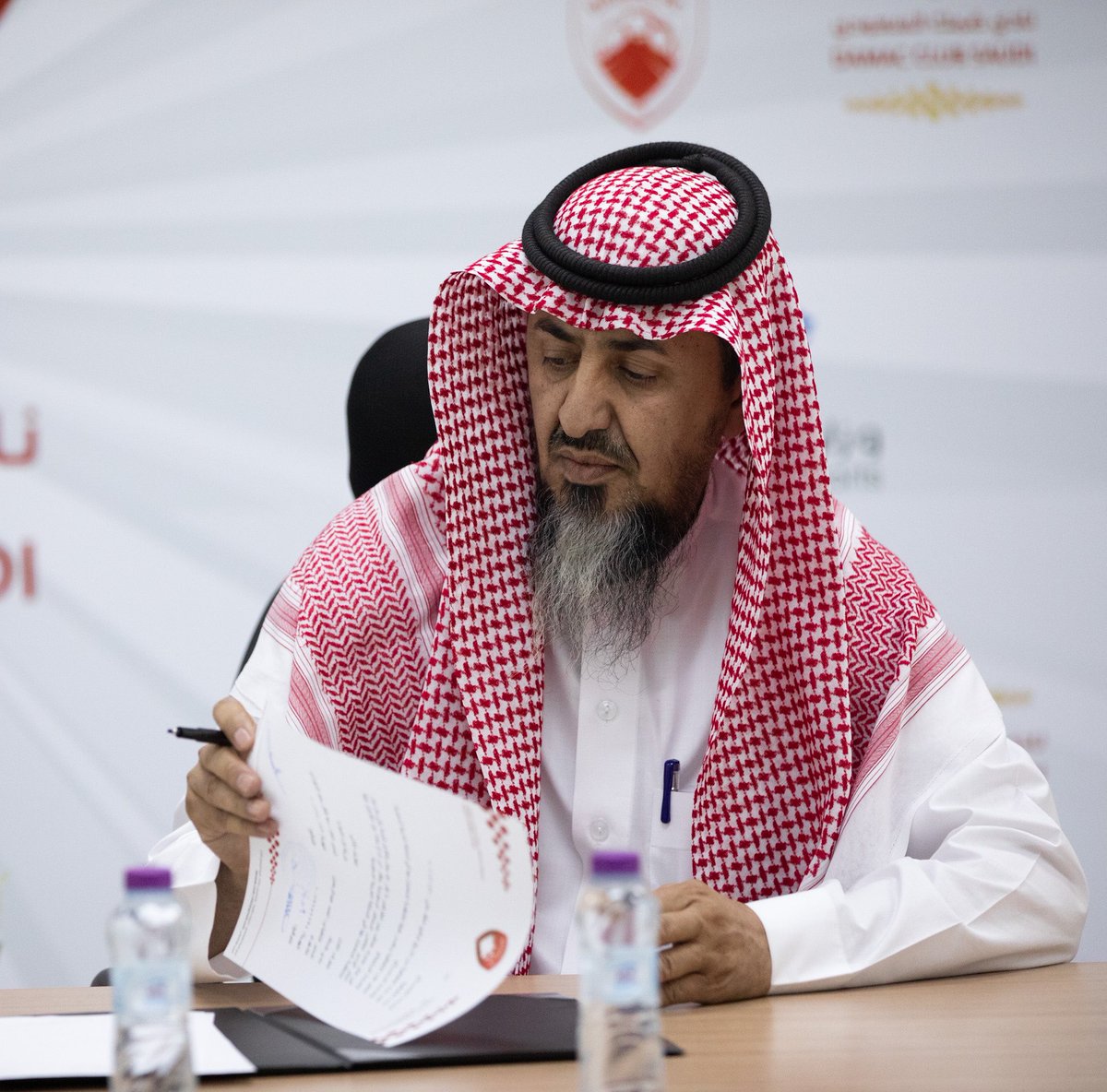 DAMAC_CLUB's tweet photo. وقعت إدارة نادي #ضمك بحضور نائب رئيس مجلس الإدارة أ.محمد ثابت الشهراني عقد رعاية مع شركة فزة للمياه لتكون بموجبه المياه الرسمية للفريق الكروي الأول فيما مثل الشركة خلال التوقيع مدير عام الشركة أ. سعد الشهراني . https://t.co/4kYxY06sDD