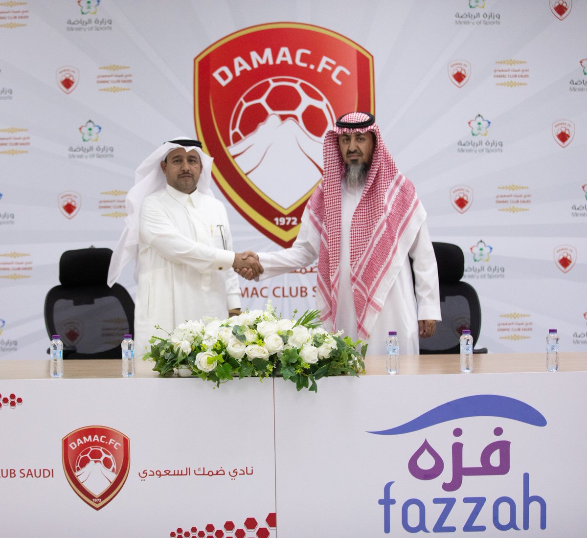 DAMAC_CLUB's tweet photo. وقعت إدارة نادي #ضمك بحضور نائب رئيس مجلس الإدارة أ.محمد ثابت الشهراني عقد رعاية مع شركة فزة للمياه لتكون بموجبه المياه الرسمية للفريق الكروي الأول فيما مثل الشركة خلال التوقيع مدير عام الشركة أ. سعد الشهراني . https://t.co/4kYxY06sDD