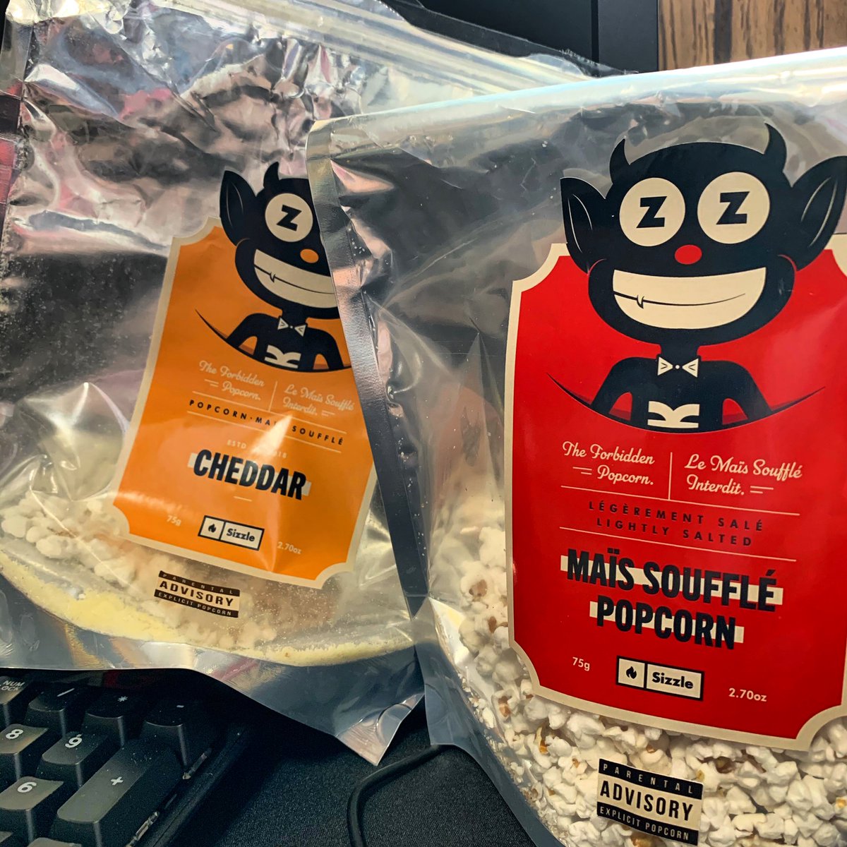 SoTaKnew's tweet photo. How in the 🌎 does @SizzlePopcorn NEVER go stale!🤯 OH did I mention it’s a top tier streamer/gamer snack! 🎮 #SizzlePopcorn #snack #StreamSnacks #SoTa https://t.co/QyIqGfGifA