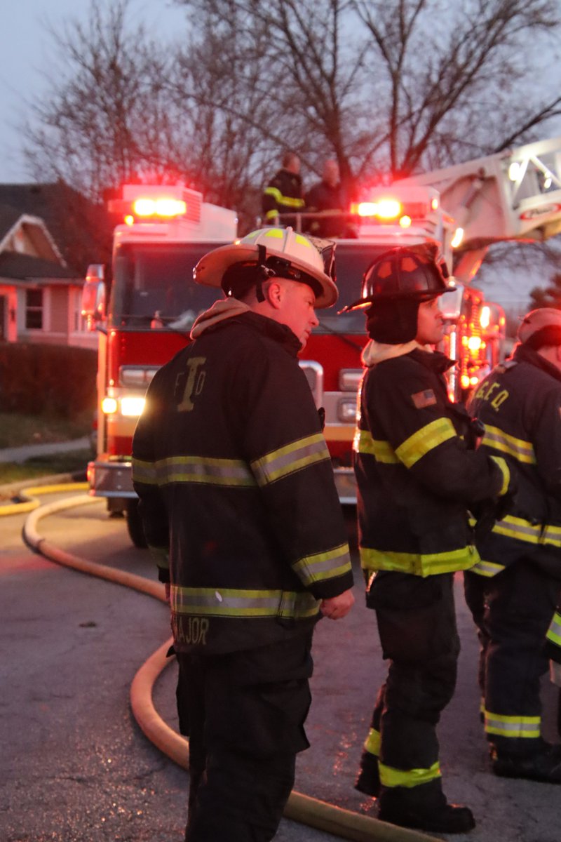 IFD_NEWS's tweet photo. W/in seconds of crews reporting interior collapse, 1 #IFD FF falls though 2nd floor to basement while simultaneously another IFD FF falls backward, 12 feet off porch roof onto SCBA tank. Mayday declared &amp; medical care established. FF transported to Methodist in serious condition https://t.co/izaGDaD56Z
