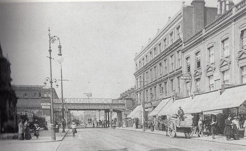 1902:  Uxbridge Rd the original #ShepherdsBush station was in Shepherd's Bush Market. On top of the bridge is a hand sign pointing to the station. #w12