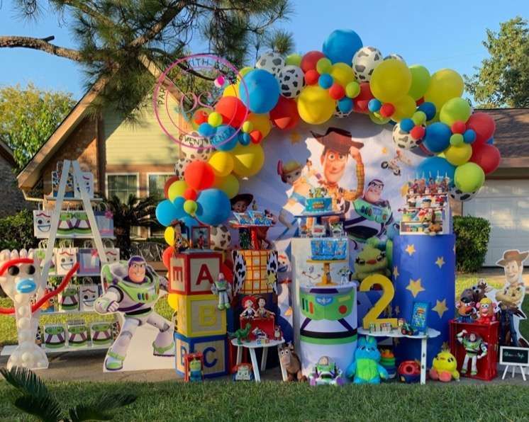 catchmyparty's tweet photo. Check out this fun drive-by Toy Story birthday party! The party decorations are amazing! https://t.co/Or4daK4128 #catchmyparty #partyideas #toystory #toystoryparty #drivebyparty #socialdistancedparty #boybirthdayparty https://t.co/LT8R5Ol9pR