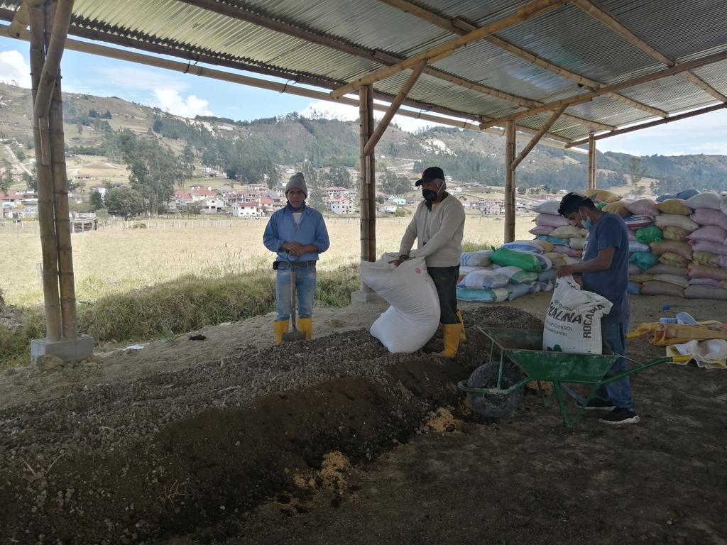 📸 En minka elaboramos bocashi en nuestro Centro de BioInsumos, ubicado en el sector de la Estación de Cumbe.

El bocashi aporta al suelo con nutrientes que permiten recuperar la materia orgánica y la capacidad de absorber el agua.

Personas interesadas contactarse: 0981288064.
