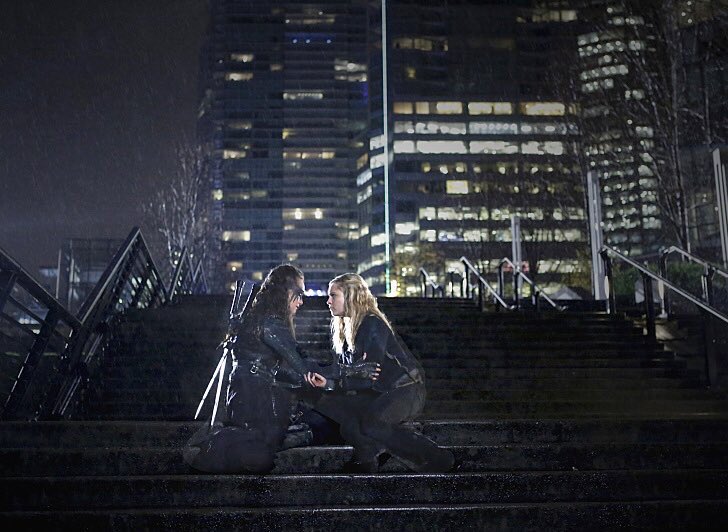 CSIRJen's tweet photo. clarke and lexa always had the most romantic looking locations. i don’t think any other ship can compare https://t.co/m7hNZOs1tn