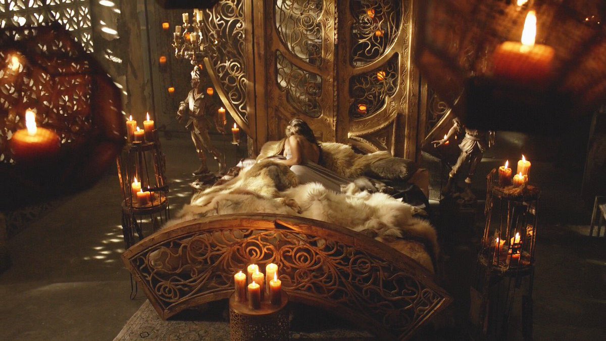 CSIRJen's tweet photo. clarke and lexa always had the most romantic looking locations. i don’t think any other ship can compare https://t.co/m7hNZOs1tn