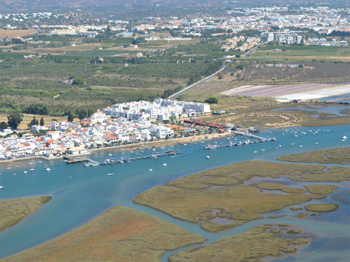 I won't get to see my family back in my country of birth for the foreseeable future. So, here's a wee thread with places in Portugal that are special to me, and which I hope to return to ASAP.Starting with Santa Luzia, the small fishing town where my mum lives, and its beaches: