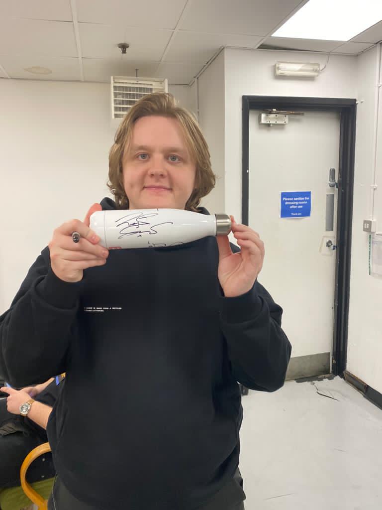 WeMakeEventsoff's tweet image. We are thrilled to have the support of multi-award winning @LewisCapaldi for the #WeMakeEvents campaign! Watch this space for how you can win the #WeMakeEvents merch he personally signed for us. 

Thank you Lewis! ❤ wemakeevents.com
