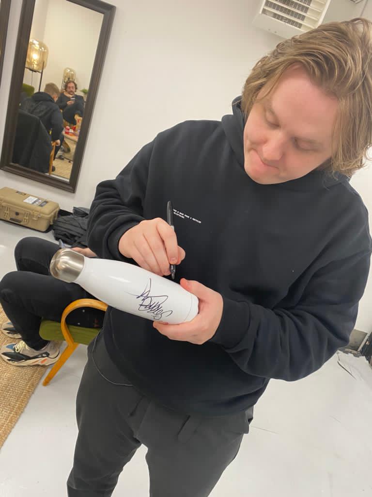 WeMakeEventsoff's tweet image. We are thrilled to have the support of multi-award winning @LewisCapaldi for the #WeMakeEvents campaign! Watch this space for how you can win the #WeMakeEvents merch he personally signed for us. 

Thank you Lewis! ❤ wemakeevents.com
