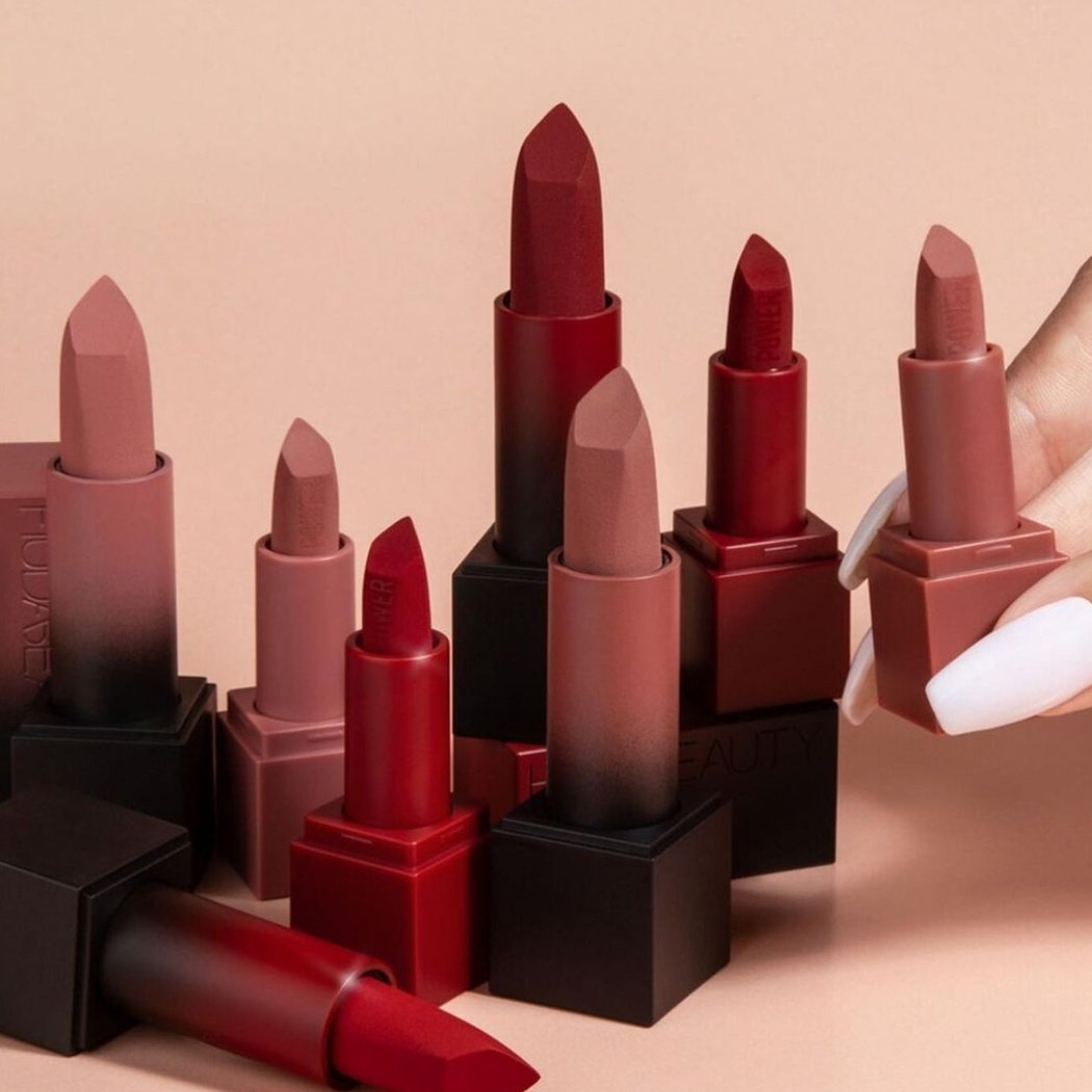 MashaelsArea's tweet photo. هدى بيوتي اعلنت عن مجموعتين ميني جديدة للهوليديز 💄

مجموعة Power Nudes و مجموعة Power reds

كل مجموعة بيكون سعرها 21$ (78 ريال)

متوفرة الحين بموقعها وغالبا بتتوفر بكولت بيوتي وسلفردجز قريب ✨ https://t.co/05MjMqqGmR