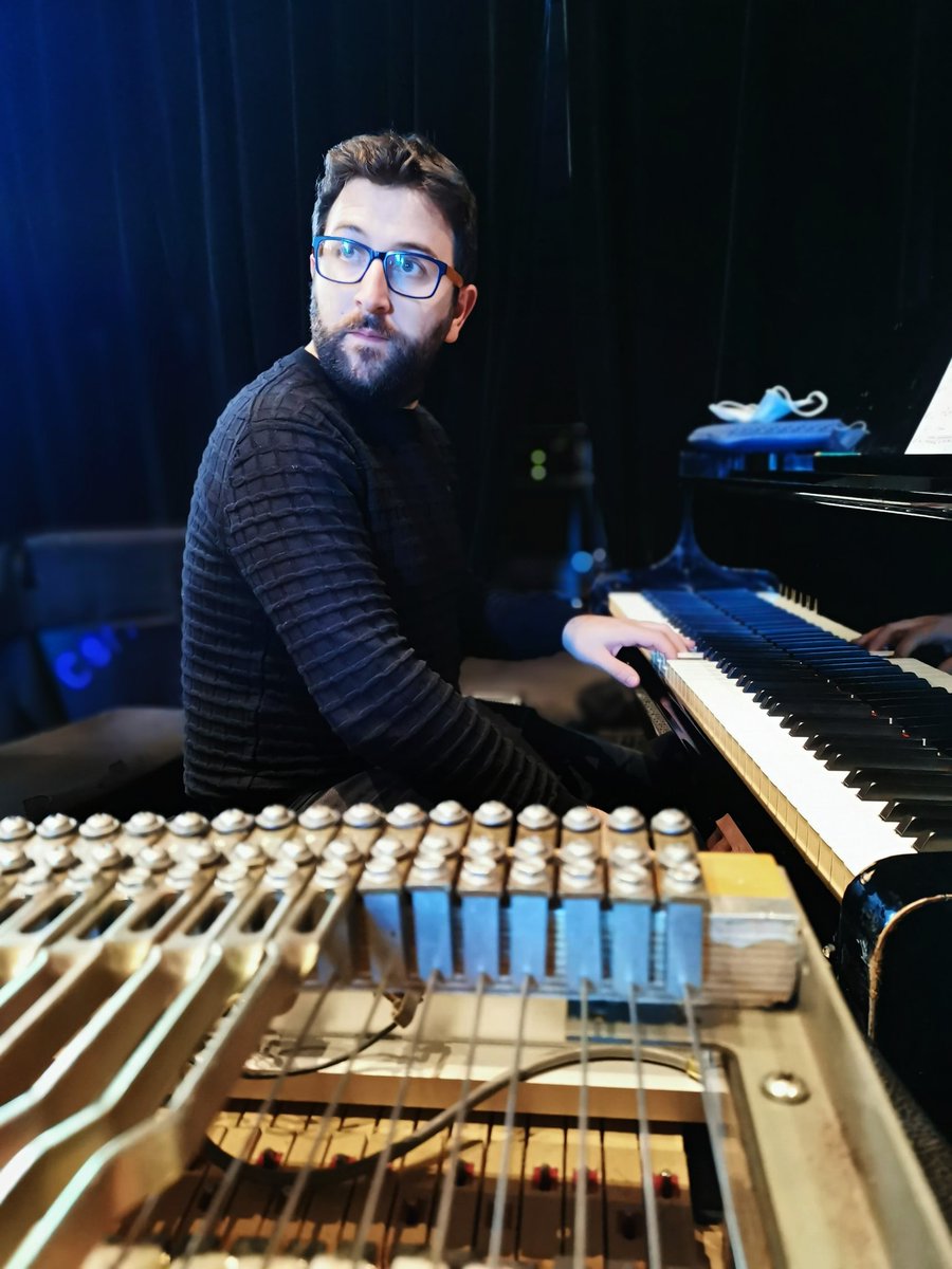 • NEW PROJECT // MUSICIEN #5 •
Laissez-moi vous présenter ces quelques amis &amp; musiciens extraordinaires qui me fait le plaisir de m'accompagner dans l'aventure de mon nouveau projet. MERCI à eux de mettre leur immense talent au profit de ma musique!
🎹 <a href="/lcoulondre/">Laurent Coulondre</a>