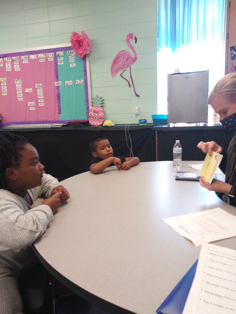 DrNHill14's tweet photo. I love walking into classrooms and seeing evidence of multisensory strategies!!! 😍😍 @tcss_schools @BrainspringOG @pamliebenberg1
#magicsand
#bumpywordscreens https://t.co/IeYljSv0X5