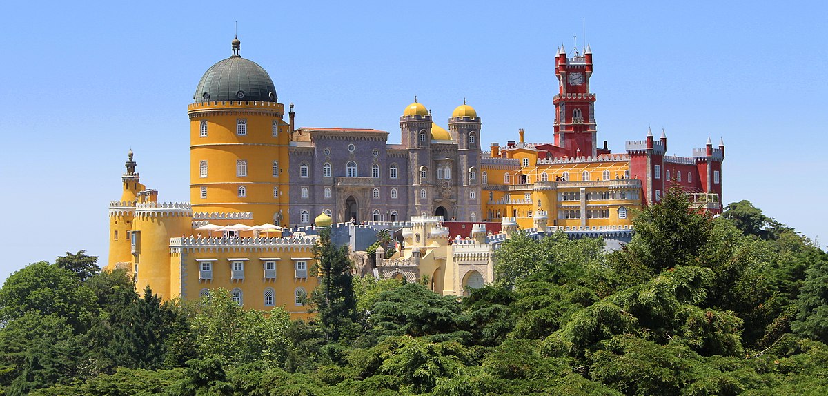 Finally, a special mention to my favourite place in the whole of Portugal: Sintra. There is something so magical about it, and I now like to say that, in a way, there's something about it that feels similar to Scotland. No wonder I loved it more than any other place.