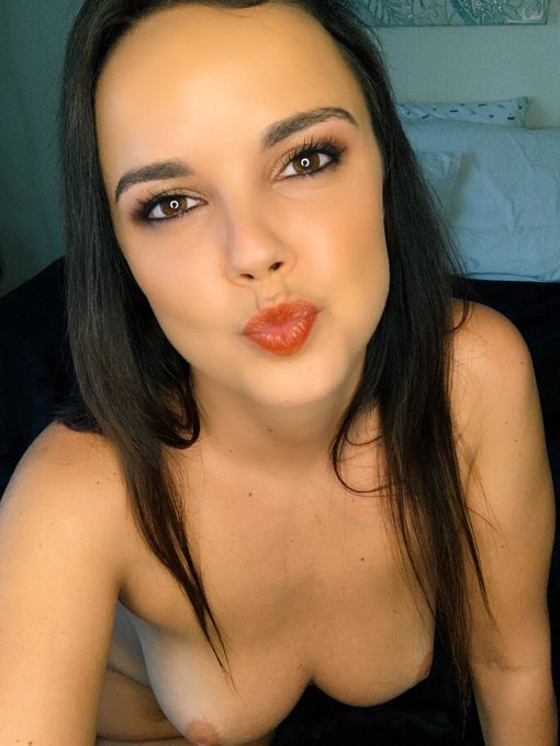 It&rsquo;s all about the kisses this Tuesday oh and the tatas 😂💋shooting content today! Check the link in my<a href="/tag/model"class="tags"><span>#model</span></a><a href="/tag/sexy"class="tags"><span>#sexy</span></a><a href="/tag/nomnom"class="tags"><span>#nomnom</span></a><a href="/tag/tuesdayfeeling"class="tags"><span>#tuesdayfeeling</span></a>