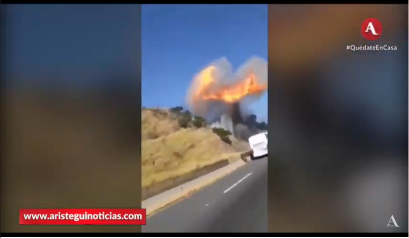 AristeguiOnline's tweet photo. #AristeguiEnVivo | La Fiscalía General del estado de Nayarit confirmó que 14 personas fallecieron en la explosión de una pipa en la carretera Tepic-Guadalajara. Sólo una persona de 31 años sobrevivió. Detalles con @Litgen79, periodista en Nayarit https://t.co/g3xMf6boGo https://t.co/oRLtqYQuKi