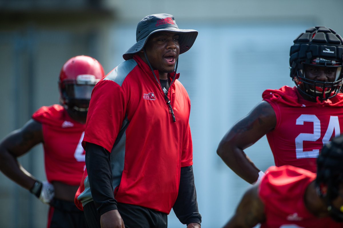 JR_Sandlin's tweet photo. Do you play Defensive Line? 

We’re still looking for 2021 players

Can you BEND and STRIKE with EXPLOSIVENESS? Do you have VIOLENT HANDS with the ability to DISENGAGE?

Hit up our DL Coach Willy Green
           @coach_willgreen 

#Recruiting101 https://t.co/4YBdWIVGg2