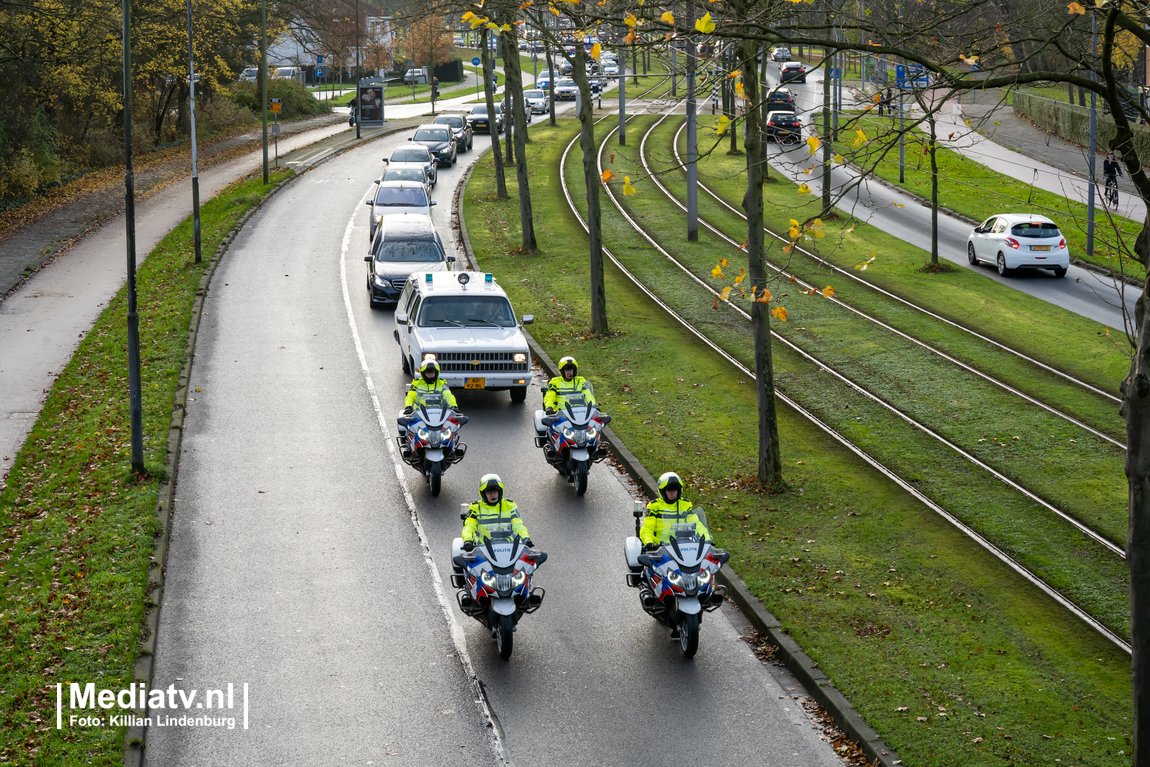 Vanmiddag namen ruim 200 agenten deel aan een rouwstoet waarin een laatste eer bewezen werd aan politieagent Frank. Hij is recentelijk overleden aan de gevolgen van het coronavirus. De stoet die over zuid reed, trok veel bekijks. MediaTV wenst de nabestaanden veel sterkte toe.