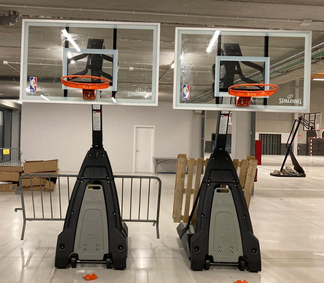 Aprofitem el tancament d'instal.lacions esportives per condicionar els equipaments. Muntades les noves cistelles gràcies a la gent del <a href="/CBTORELLO/">CLUB BÀSQUET TORELLÓ</a> i amb moltes ganes de tornar a ser utilitzades. Esperem que en breu l'esport hi pugui tornar.