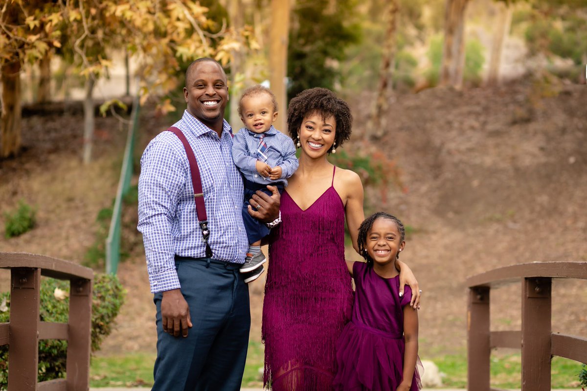 Mikeisha_'s tweet photo. 2015/16 - 2019 “How my work started vs, How my work is going”... Excited to crank up some Family Holiday Sessions this year !!!!! #SamePark #SameBridge #FamilyPhotos #FamilyPortraits #HolidayPhotos https://t.co/INwCByNY3z