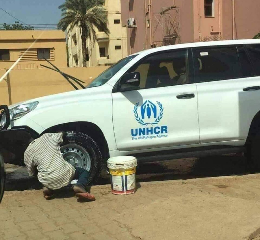 abdoadam124's tweet image. طفل سوداني يُنظف سيارة تابعة للأمم المتحدة (UN) و هي منظمه عالمية من تخصصاتها دعم الطفولة والوقوف ضد عملهم تحت السن القانونية !!!! 🤔