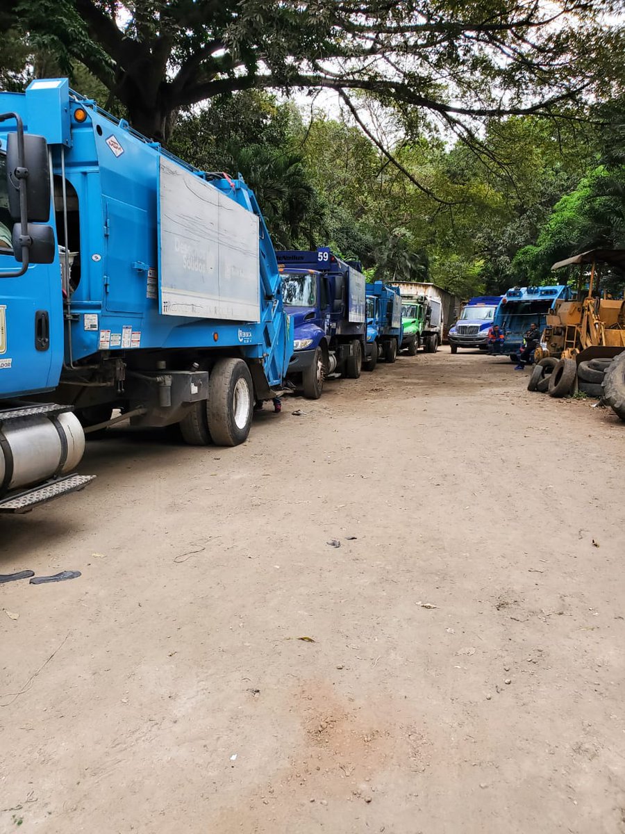 LaPerspectiva_'s tweet photo. POR FALTA DE PAGO DE PROVEEDORES DE COMBUSTIBLES, CAMIONES DE LA ALCALDÍA DE SAN SALVADOR NO RECOGEN LA BASURA ESTE DÍA.
La capital nuevamente se encuentra en crisis ya que la Alcaldía  lleva 6 meses de no pagar los servicios de traslado de góndolas y combustibles https://t.co/WZ5hKHjuhK