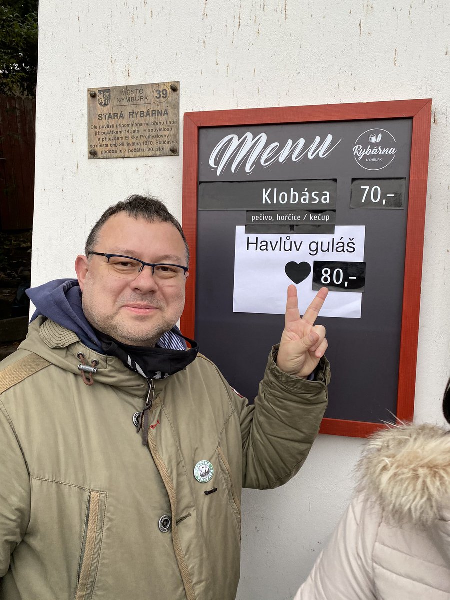 JaroslavKmenta's tweet photo. Nechci kazit sváteční atmosféru. Ale když přijde na Národní třídu StB-premiér, to je jako když vypustím kyanid do Bečvy a pak se klaním nebohým rybám. Je to Babišovo toxické pokrytectví.
Spravil jsem si proto náladu v Nymburce - podával se tu Havlův guláš.
Bez StB bude líp❤️ https://t.co/E5ZeadIwCS