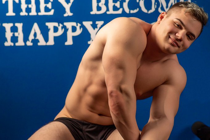 Anyone else getting college wrestling flashbacks? ? #camguy #tuesdayvibe #Tuesday #muscles https://t
