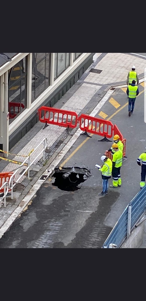 DiarioFatxo's tweet photo. ¿Será el agujero negro de Goia tema del día en la portada de mañana, foto incluída?

Cómo titularán?

FAV si piensas:  

"Las polémicas obras del metro provocan otro agujero en la calle Zubieta"

RT si piensas:

"Aparece un agujero en las obras del Topo"

Hagan sus apuestas. https://t.co/S2VN8oYCLC