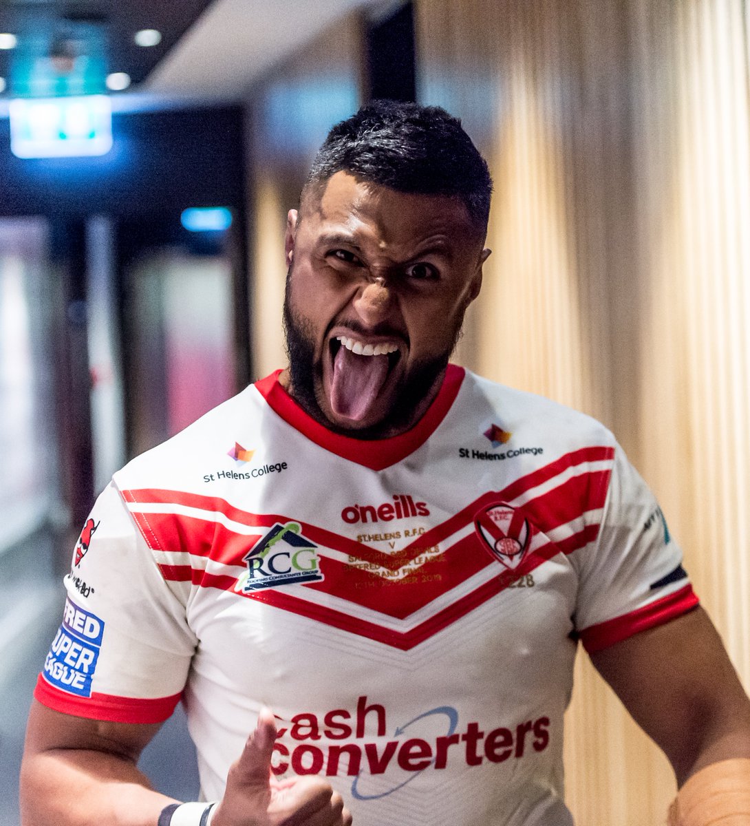 Before you move on to pastures new Dom, it's time to sign off with another one of these beauties! 🏆 

🤞💍