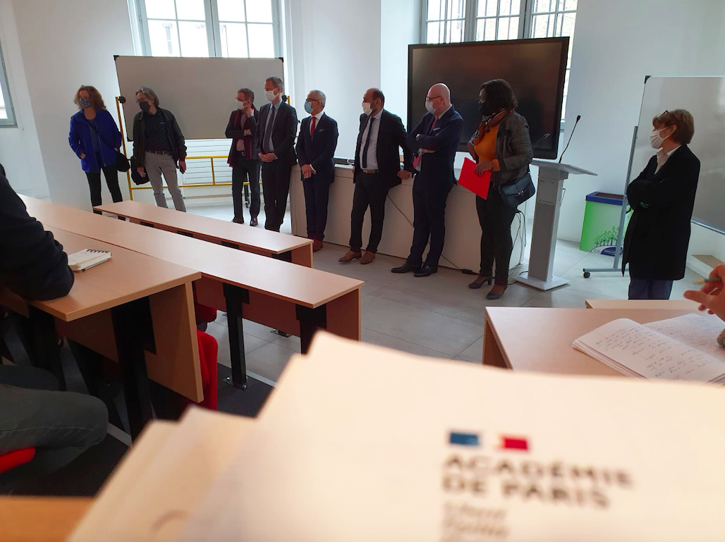 isabelle_rocca's tweet photo. Ce matin au lycée Arago #paris12 avec @CKerrero pour voir comment assurer la #continuitépédagogique grâce à l’enseignement hybride synchrone. Malgré les défis techniques et pédagogiques, professeurs, parents et élèves suggèrent de généraliser l’#HySy dans tout #Paris.
#Education https://t.co/QMnwvhzzPT
