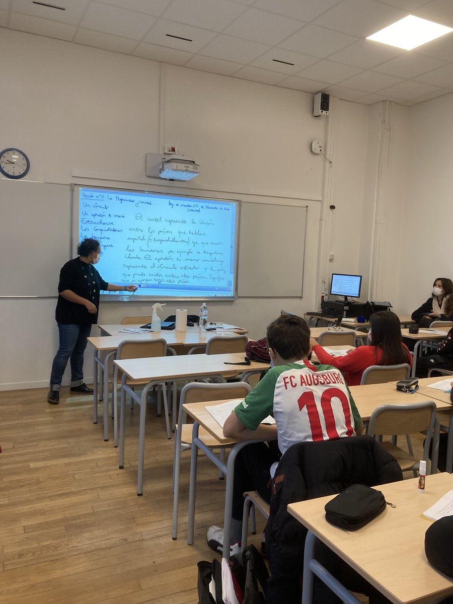 isabelle_rocca's tweet photo. Ce matin au lycée Arago #paris12 avec @CKerrero pour voir comment assurer la #continuitépédagogique grâce à l’enseignement hybride synchrone. Malgré les défis techniques et pédagogiques, professeurs, parents et élèves suggèrent de généraliser l’#HySy dans tout #Paris.
#Education https://t.co/QMnwvhzzPT