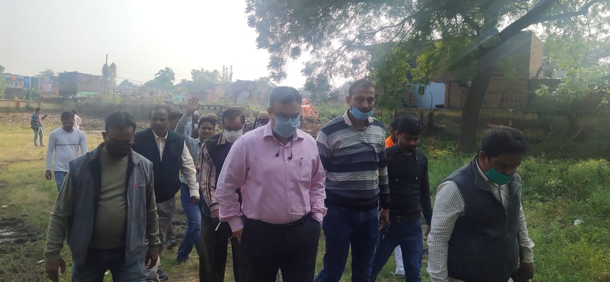 nagarnigamknp's tweet photo. #Ulb_Code_801005
#छठ_पूजा के दृष्टिगत आज दिनांक 17.11.2020 को नगर आयुक्त श्री अक्षय त्रिपाठी द्वारा आज जोन 6 के अंतर्गत छठ पूजा स्थल का निरीक्षण किया गया निरीक्षण के समय जूनियर इंजीनियर सफाई निरीक्षक व अन्य अधिकारी गण उपस्थित रहे l @mayorkanpur @nagarvikasup @SwachhManch https://t.co/KAUWxLkCtG