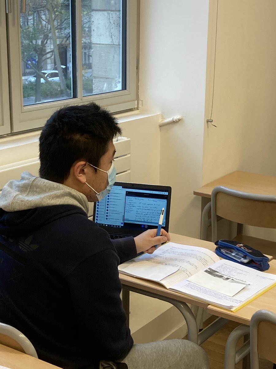 isabelle_rocca's tweet photo. Ce matin au lycée Arago #paris12 avec @CKerrero pour voir comment assurer la #continuitépédagogique grâce à l’enseignement hybride synchrone. Malgré les défis techniques et pédagogiques, professeurs, parents et élèves suggèrent de généraliser l’#HySy dans tout #Paris.
#Education https://t.co/QMnwvhzzPT