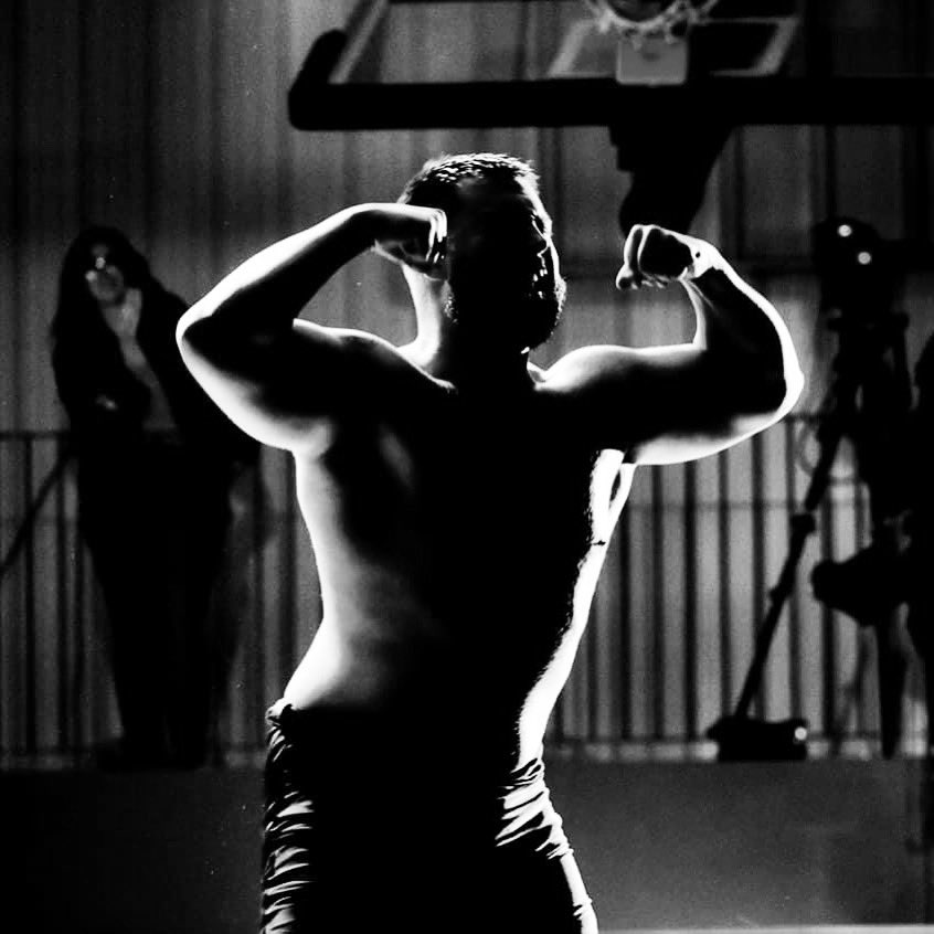 BulkNasty91's tweet photo. Kid does one set of curls and now has to flex on everyone. #BigManBusiness #BulkingSeason #ArmDay #Biceps #Powerlifting #ProWrestling #BodyBuilding #Pittsburgh #Fitness #BodyUp #IWC #BlackAndWhite #FlexFriday #Mass #Curls #Shadow #KingKong #Gorilla https://t.co/kzMXo5eVYR