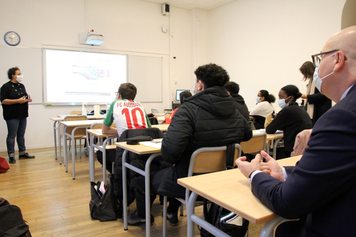 CKerrero's tweet photo. Au lycée Arago (XIIe), j'ai assisté ce matin, avec @LaetitiaAvia et @isabelle_rocca, à des cours d'espagnol et de mathématiques où les professeurs font simultanément cours aux élèves présents en salle de classe et au reste des élèves demeurant à leur domicile. 
#COVID19 https://t.co/1sBwPxUj6C