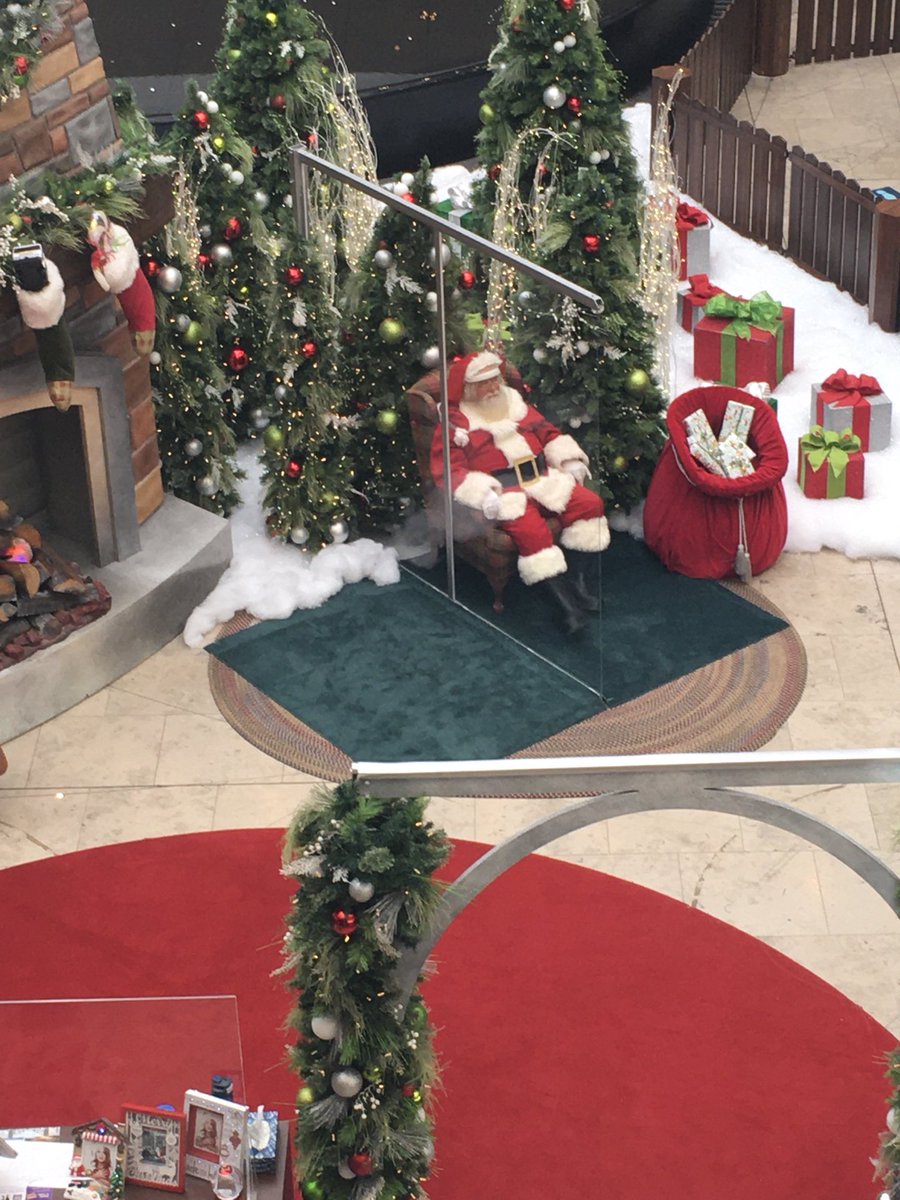 joe_warmington's tweet photo. #sadsanta #lonelysanta #SocialDistancingSanta #COVID #covid19 #pandemic #Covid_19 https://t.co/1H93ZouQYV