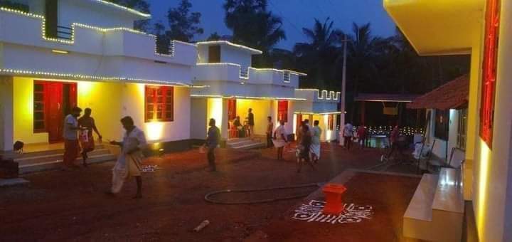 DurgaMenon's tweet photo. Houses constructed n given by 
Seva Bharti (RSS wing)
 -free of cost- to 17 families who had lost their homes to a landslide last year in Kerala..they have named the project as "Punarjani"😍

Manava Seva Madhava Seva🙏

@RatanSharda55 @prafullaketkar @KapilMishra_IND @ssingapuri https://t.co/6kSqmoFIaN