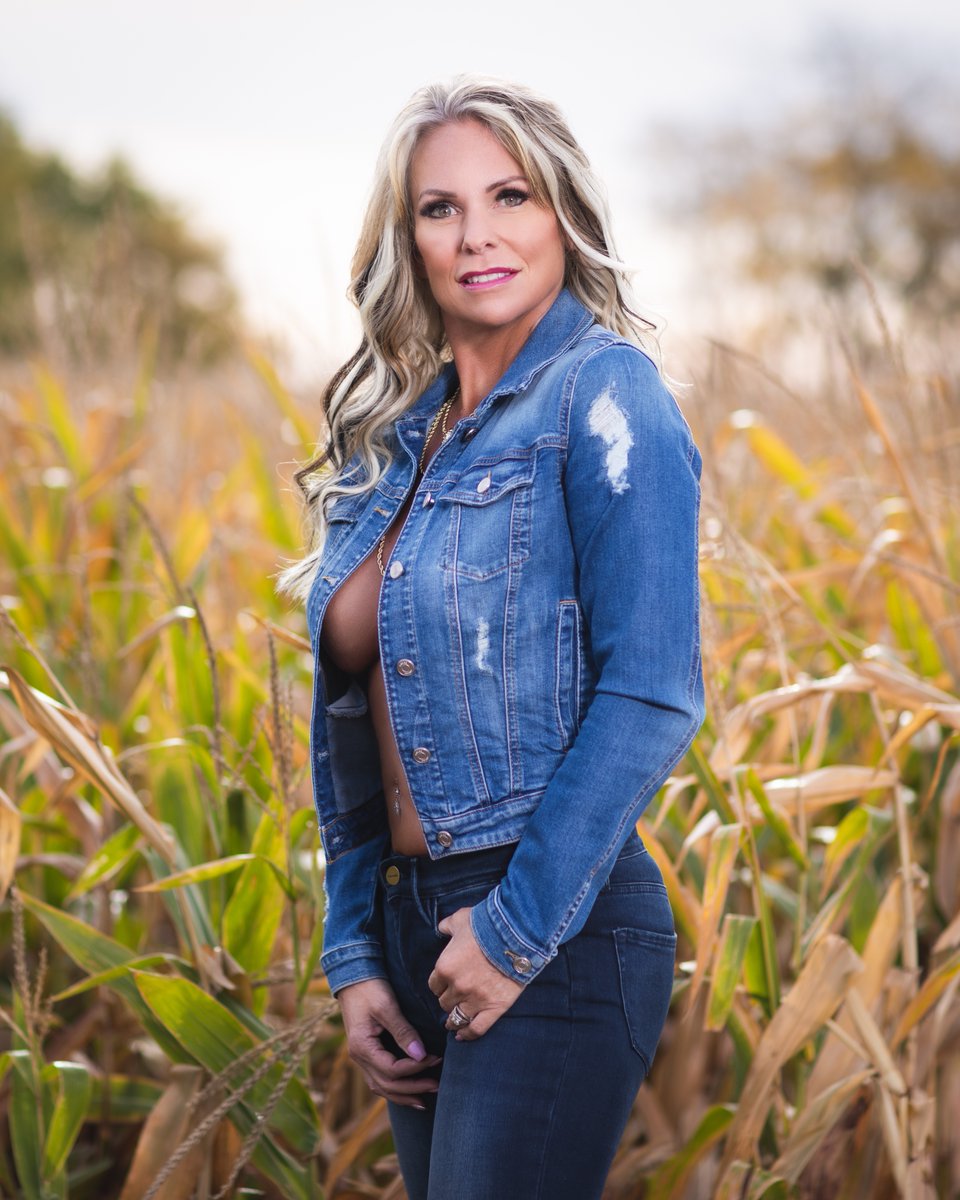 Pixel_Pixie_ca's tweet photo. Love the fall and all the colours. Hope everyone is having a great week so far.
.
.
.
.
#beauty #photography #canon #canonphotography #canon_photo #photoshoot #photooftheday #portraitoftheday #portraitpage #justaportrait #portraitoftheday #bluejeans #fall #fallfashion #fallstyle https://t.co/N8FQwW2uYM