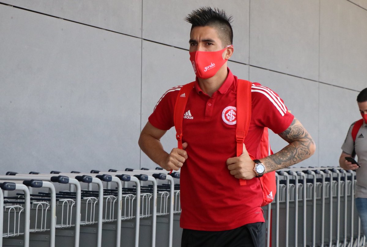 SCInternacional's tweet photo. 📸🇦🇹✈️ Partiu BH! Colorado embarca para duelo da @CopadoBrasil. #VamoInter https://t.co/aImj255Owz