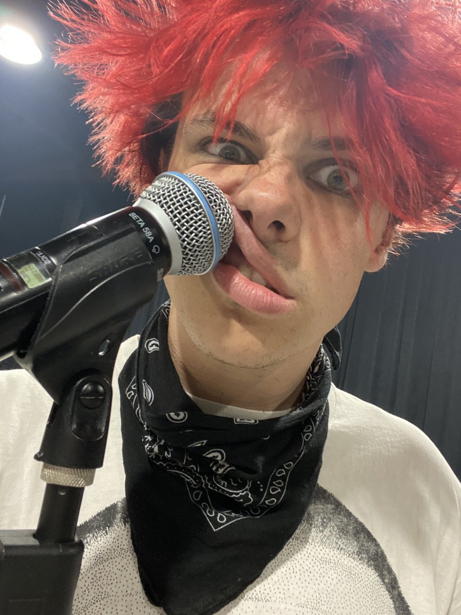 yungblud's tweet photo. spliiiit out glasgow 🖤🏴󠁧󠁢󠁳󠁣󠁴󠁿🖤#ybvirtualtour https://t.co/tTOG35QjdG