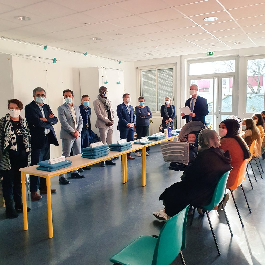 recreasciences's tweet photo. [Reussite educative] Remise d'ordinateurs portables au College A. FRANCE de Limoges. Merci a l'Etat et aux partenaires pour cette belle opération! @Fondation_EDF @Orange_France @recreasciences @Prefet87 @VilleLimoges87 @aclimoges @CreditAgricole @FACELIMOUSIN https://t.co/WFe1Pd60yH