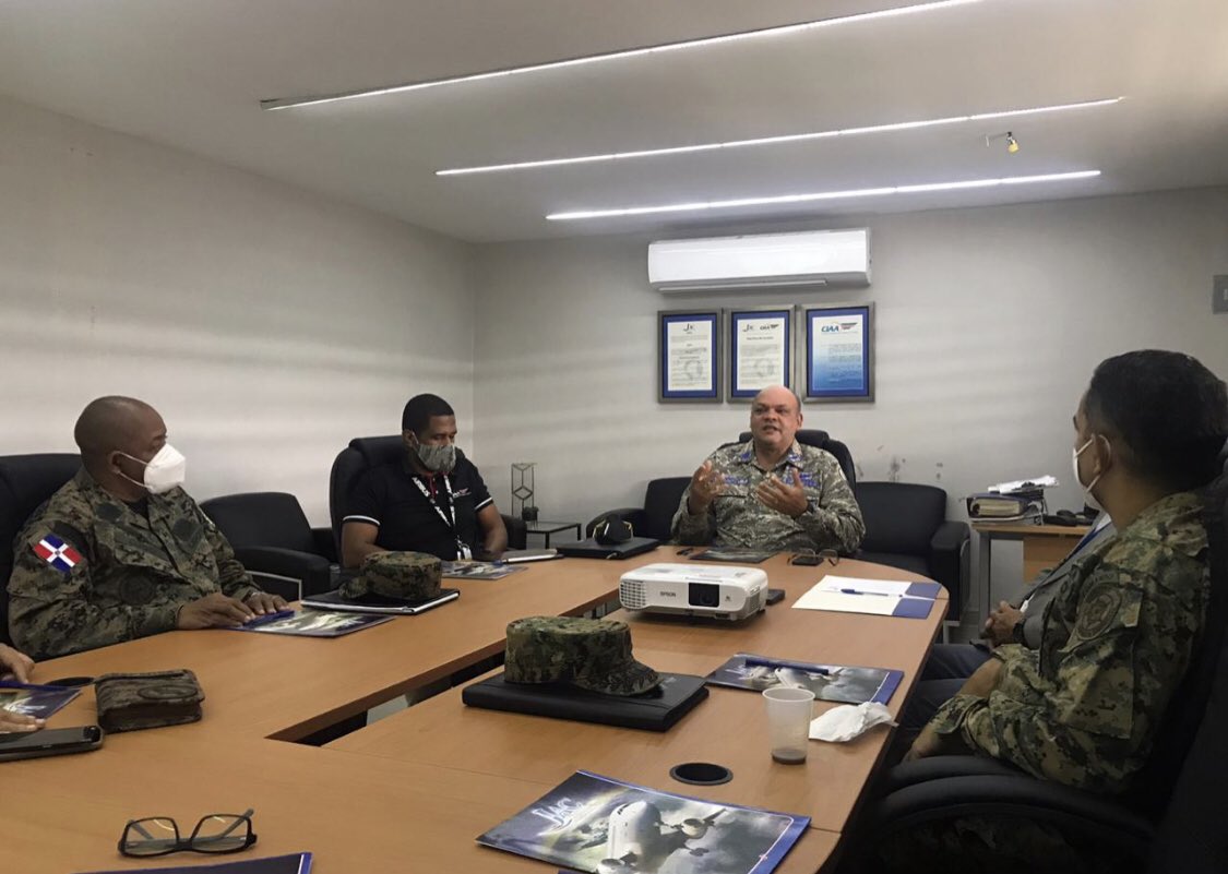 CIAArd's tweet photo. El equipo de la @CIAArd junto al equipo del @EjercitoRD, con nuestro Director el General @esouffront a la cabeza realizan reunión con el fin de elaborar un Protocolo interinstitucional de cooperación en caso de cualquier desastre aéreo que ocurra en nuestro país. https://t.co/94WXMwcN9s