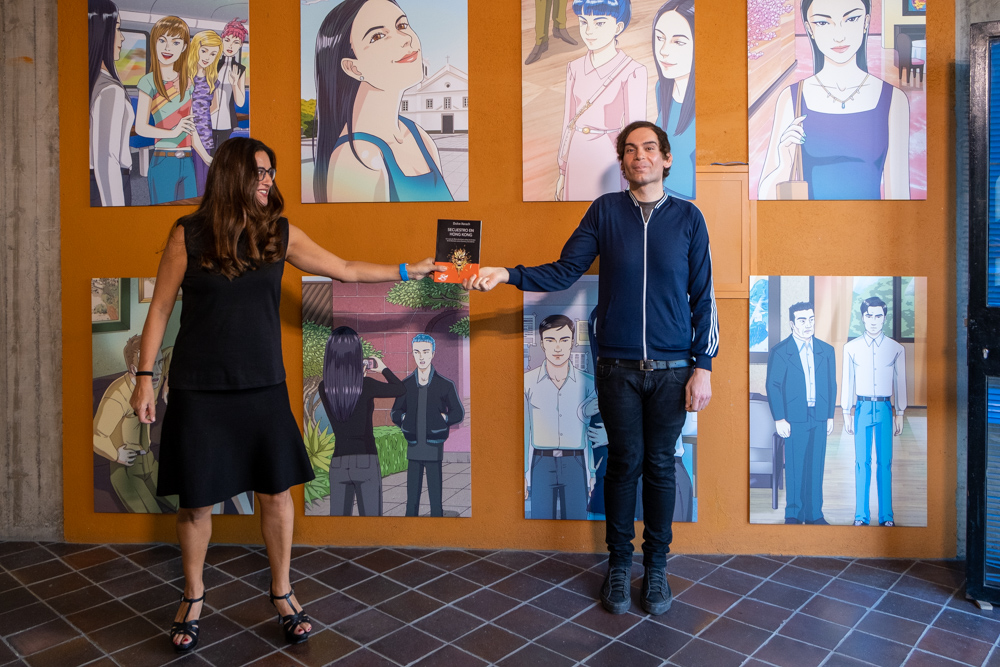 DulceXerach's tweet photo. En la inauguración de mi expo con el ilustrador #nebrasturdidae, que ha convertido mi #novelanegra #secuestro en #hongkong en unas imágenes maravillosas.
Está en #amazon, #apple y otros sitios online https://t.co/Q29yofc6hw https://t.co/UQI8vQa8LS