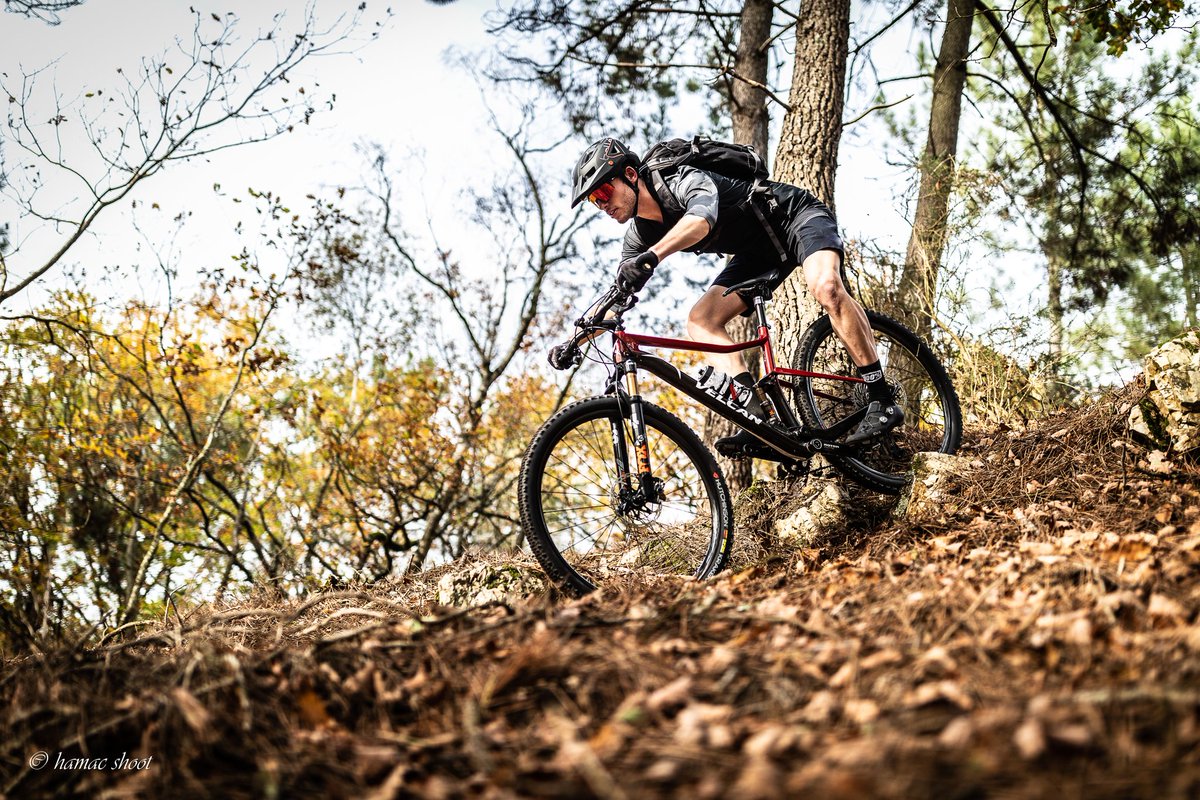 VelcanCycles's tweet photo. Les chemins des @paysdelaloire rien de mieux pour se faire plaisir avec nos VELCAN #madeinFrance 

📍 Saint-Léonard-des-Bois

@sarthefr 
@VelcanCycles 

#Carbone #FrenchTech https://t.co/g776IjpUgj