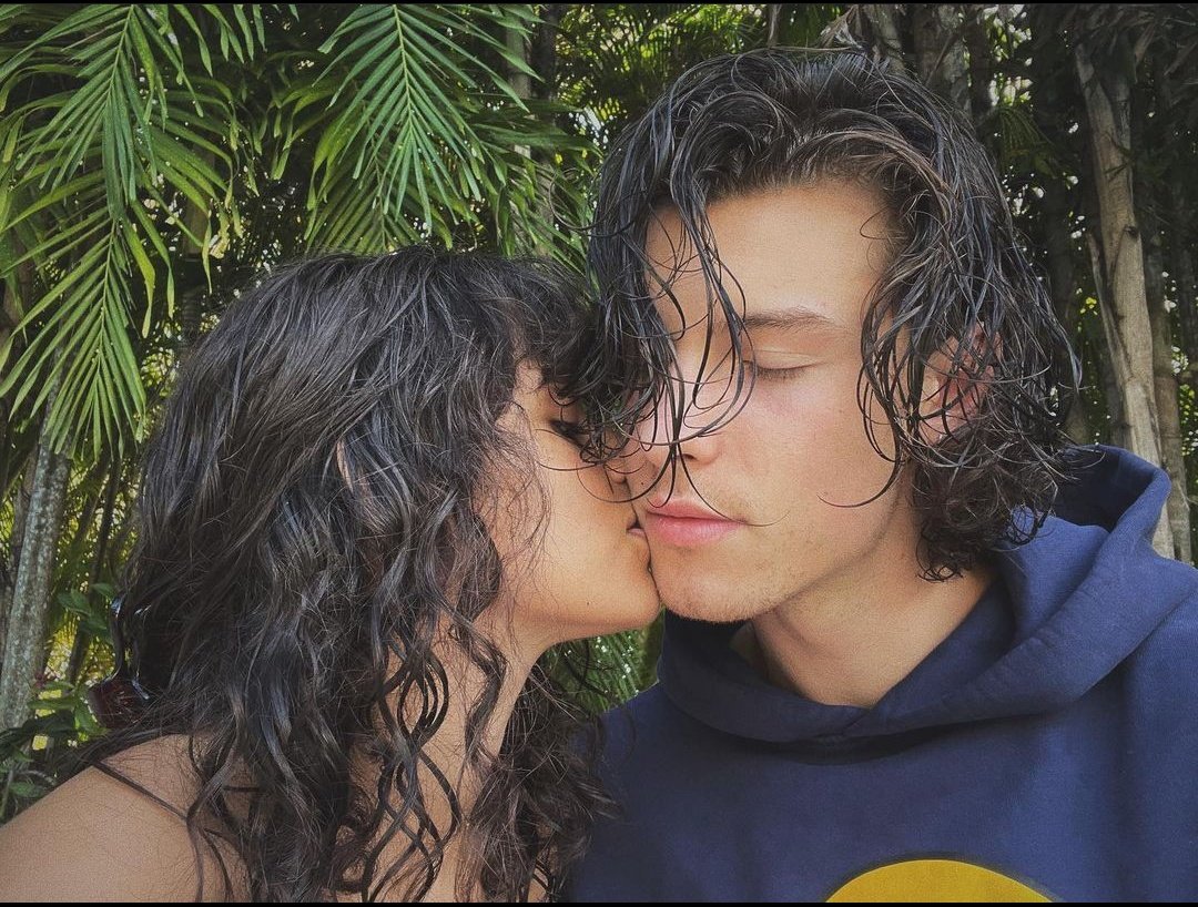 chaomendespage's tweet photo. Como é bom ser shawmila shipper ❤️❤️ https://t.co/MKxlPrZ6YL