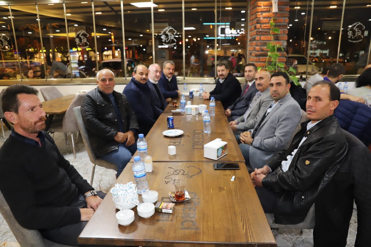 MetinBaydilli's tweet photo. Yarın Karbel Karaköprü Belediyespor'umuz ile karşılaşacak olan 1954 Kelkit Belediyespor'un yönetim kurulu üyelerini Karbel Karaköprü Belediyespor Kulüp Başkanı Ahmet Kenan Kayral ve kulüp yönetim kurulu üyelerimiz ile birlikte ağırlayıp sohbet ettik. https://t.co/uQdBVxabEl
