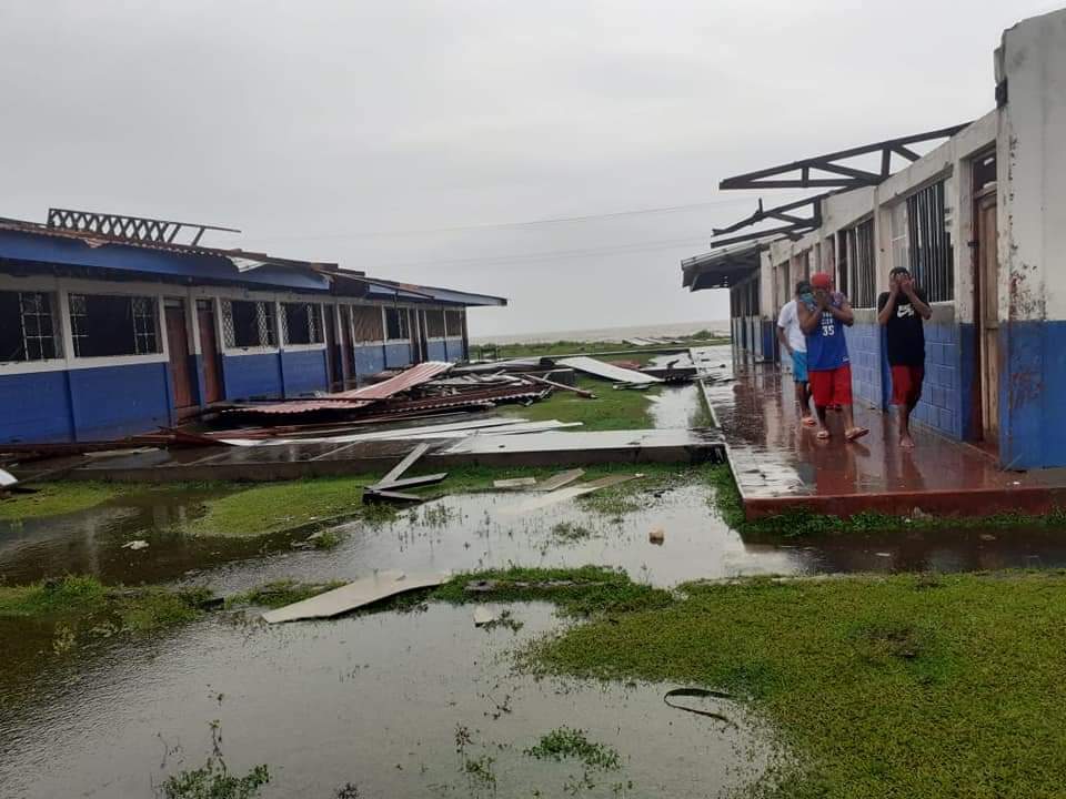 29Cheva_Patria's tweet photo. ⚠️ESCUELA DESTRUIDA⚠️

Así quedó una escuela de Bilwi, Puerto Cabezas. El #Huracanlota dejando innumerables daños materiales. 🆘

Aún no hay conteo total de daños pero las escenas reflejan las necesidades que tendremos en la Costa Caribe de #Nicaragua. 😣

#Iota https://t.co/eRnnME5a7G