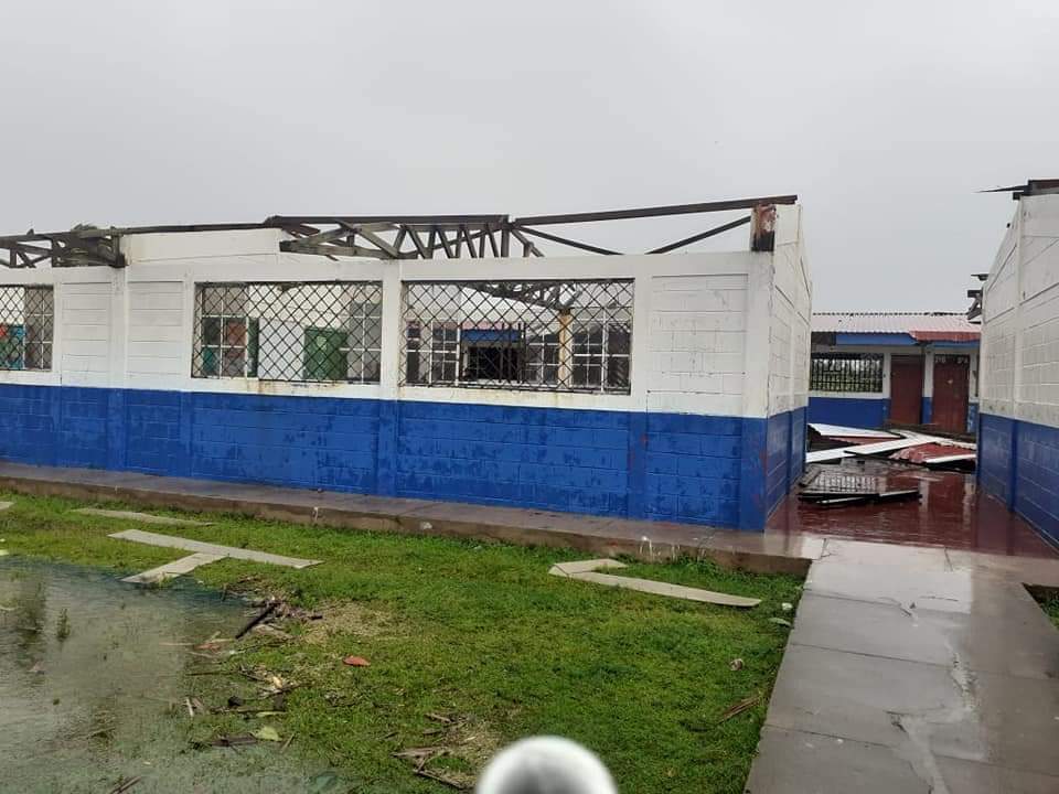 29Cheva_Patria's tweet photo. ⚠️ESCUELA DESTRUIDA⚠️

Así quedó una escuela de Bilwi, Puerto Cabezas. El #Huracanlota dejando innumerables daños materiales. 🆘

Aún no hay conteo total de daños pero las escenas reflejan las necesidades que tendremos en la Costa Caribe de #Nicaragua. 😣

#Iota https://t.co/eRnnME5a7G