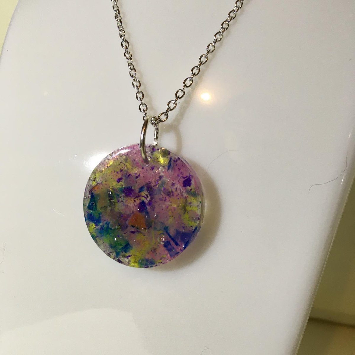 norfolkcoastal2's tweet photo. Pink round pendant made from recycled plastic with silver plated chain<br />£18.00 >#oceanplastic #beachplastic #marineplastic #recycled #recycledfashion #recycledjewellery #hunstanton #hunstantonbeach #norfolk #norfolkcoastaljewelleryandecoproducts https://t.co/DwSK65Gmrd