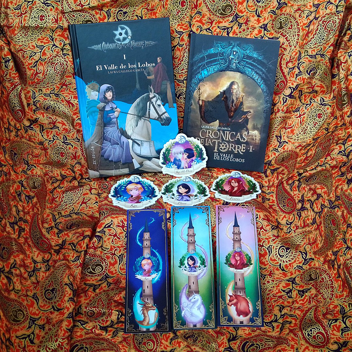 _LauraGallego's tweet photo. ¡"El Valle de los Lobos" cumple 20 años! Y lo celebramos sorteando ejemplares del libro dedicados por Laura y merchandising diseñado por la artista @Ferisae_. 
Para participar, RT y menciona en los comentarios a dos amigos con los que te gustaría estudiar en la Torre. https://t.co/YlGRlttLZt